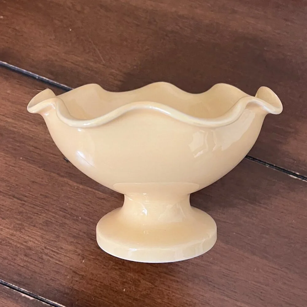 Williams Sonoma Set of 4 Scallop Edge Bowls On Pedestal NEW